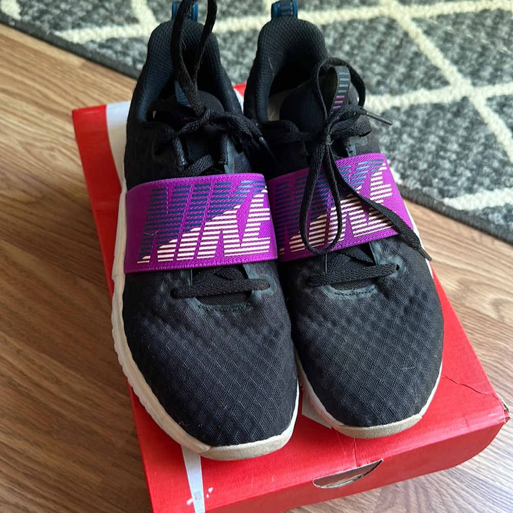 Nike 7.5 hardly wore comfort fit